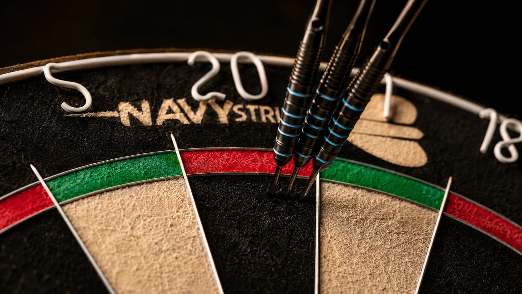 Close-up van drie Navy Strikes darts in de triple 20 van een sisal dartbord