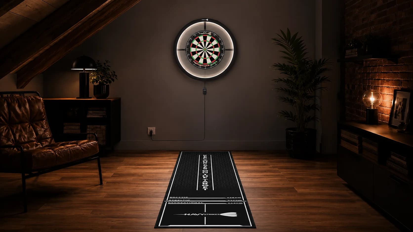 Complete Navy Strikes dartcorner op een sfeervolle zolder: verlicht dartbord met LED-ring en dartmat